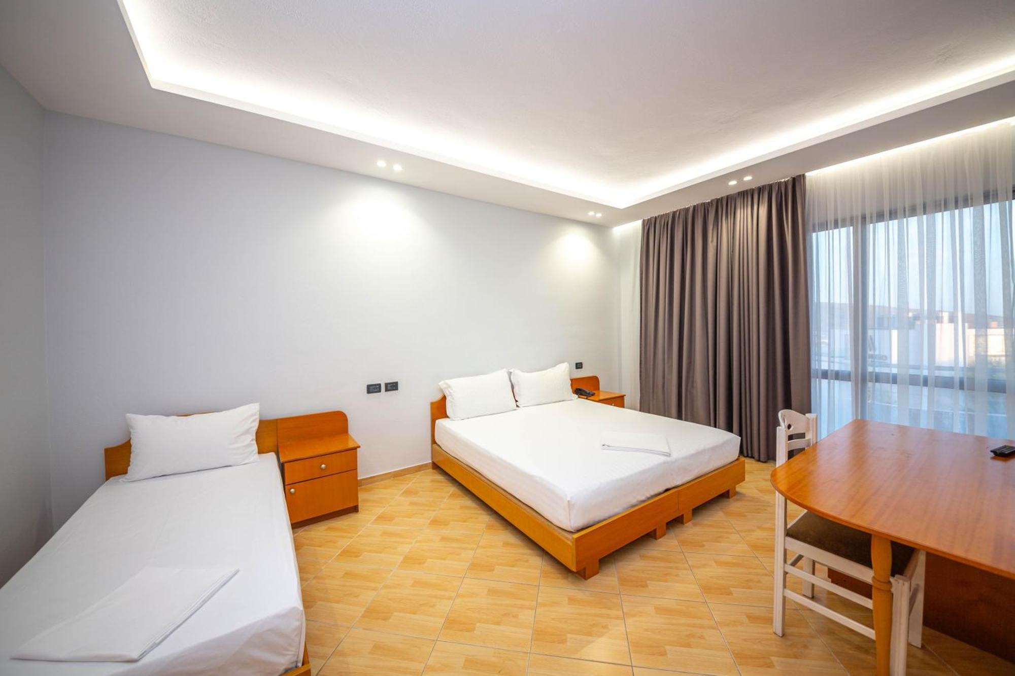 Hotel Sea Breeze ซารานเดอ ภายนอก รูปภาพ