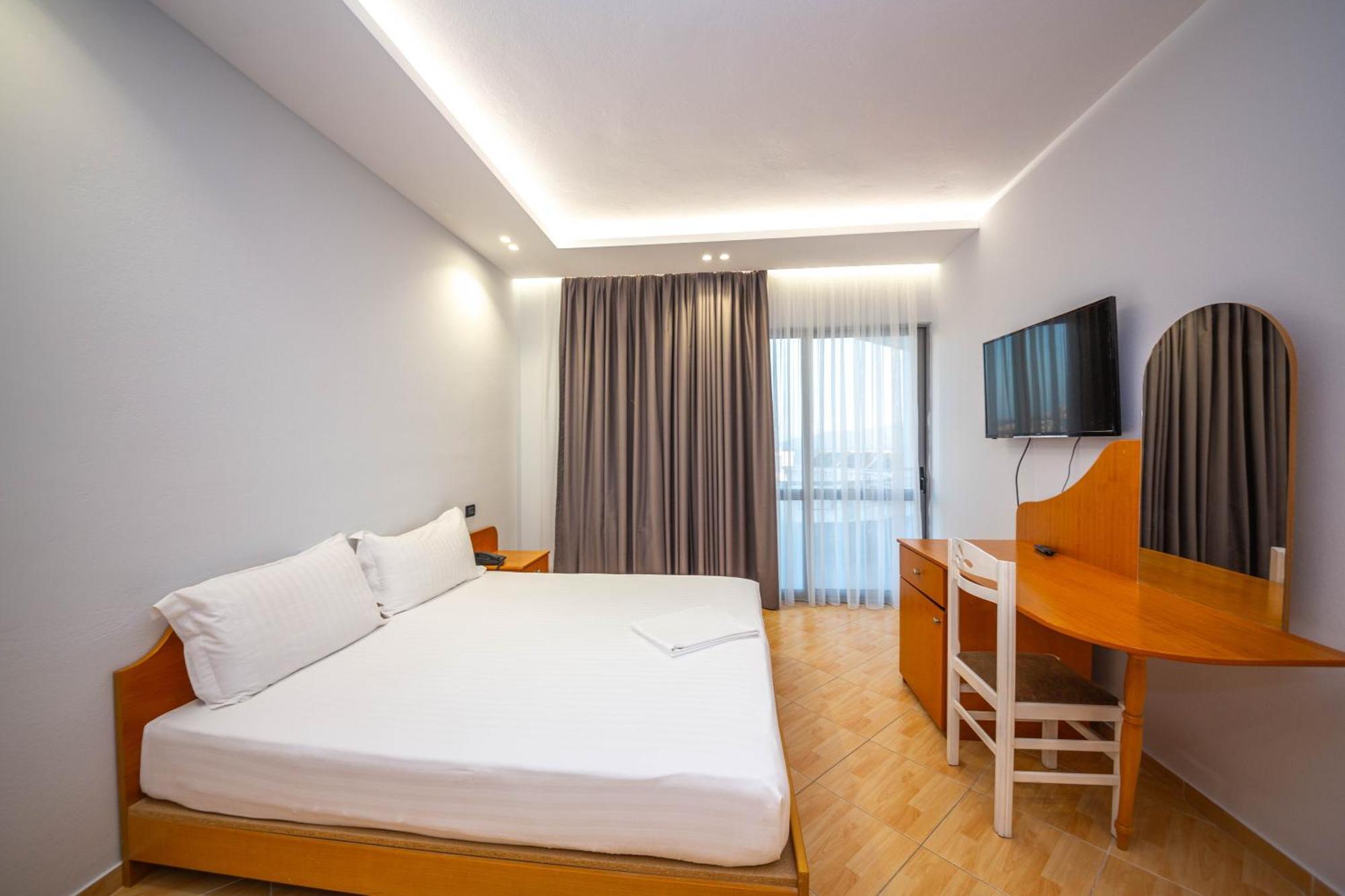 Hotel Sea Breeze ซารานเดอ ภายนอก รูปภาพ