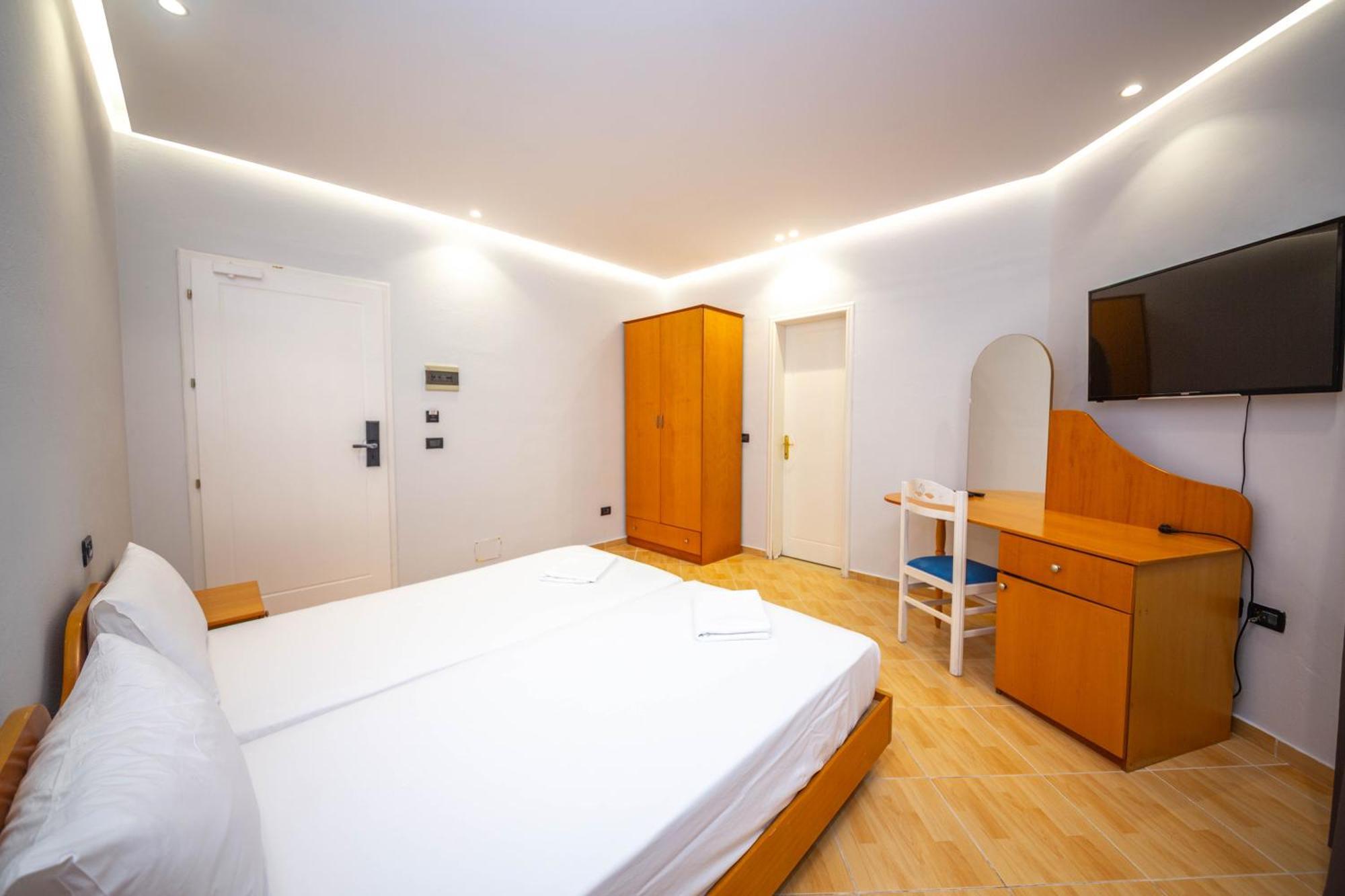 Hotel Sea Breeze ซารานเดอ ภายนอก รูปภาพ